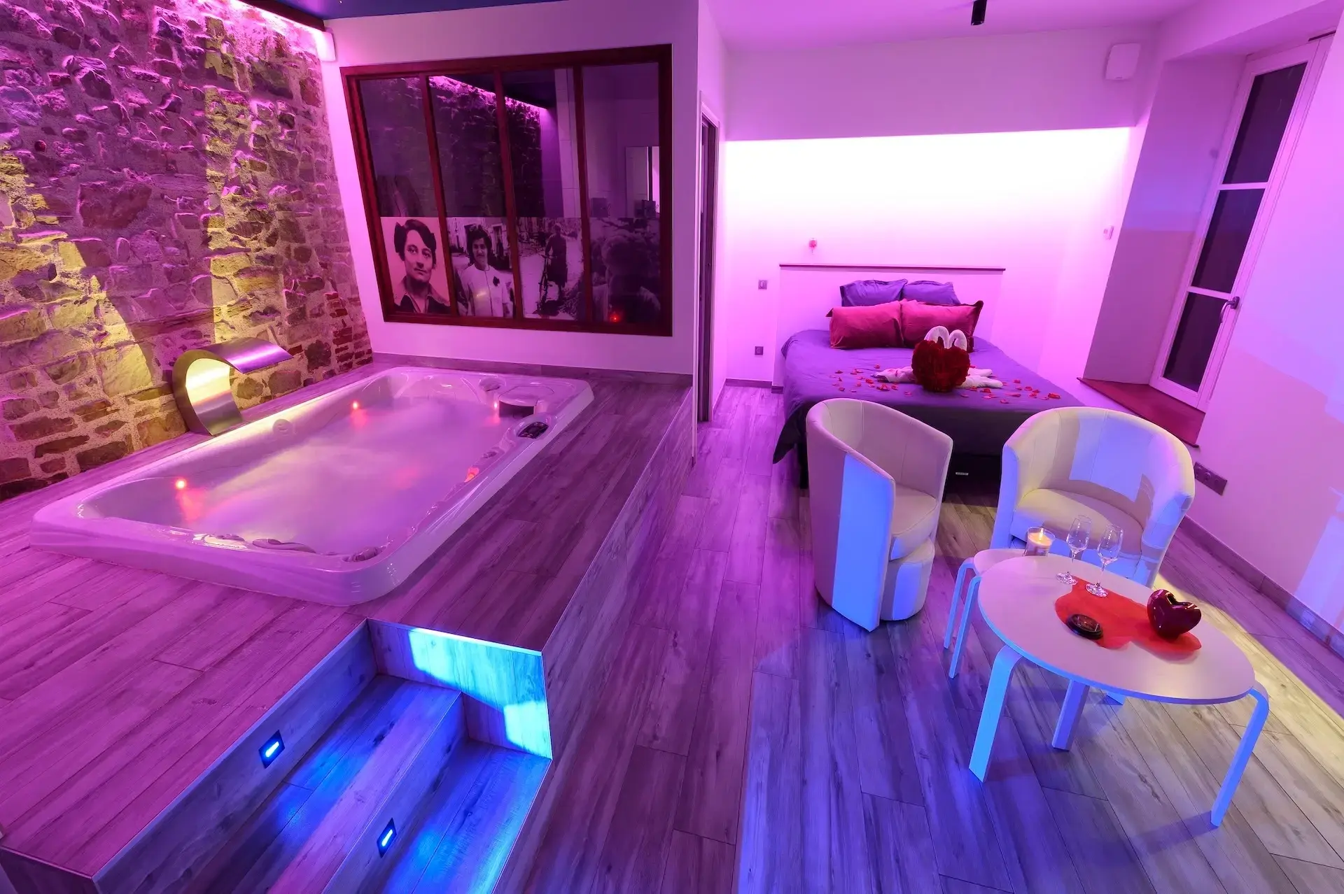 Intérieur lumineux d’Aux Caprices d’Alice avec spa privatif et lit double